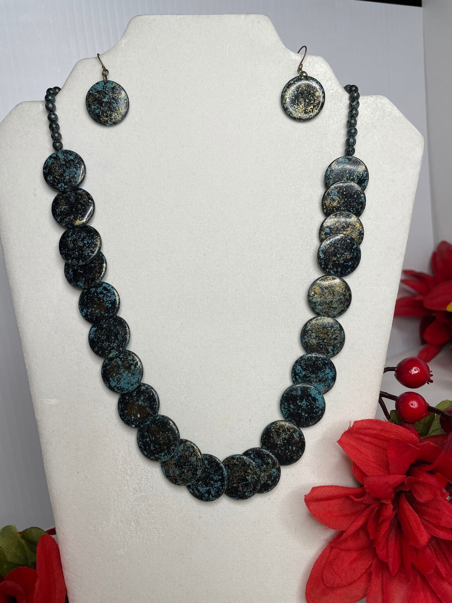 Black, Turquoise & Gold Necklace w/Earrings.