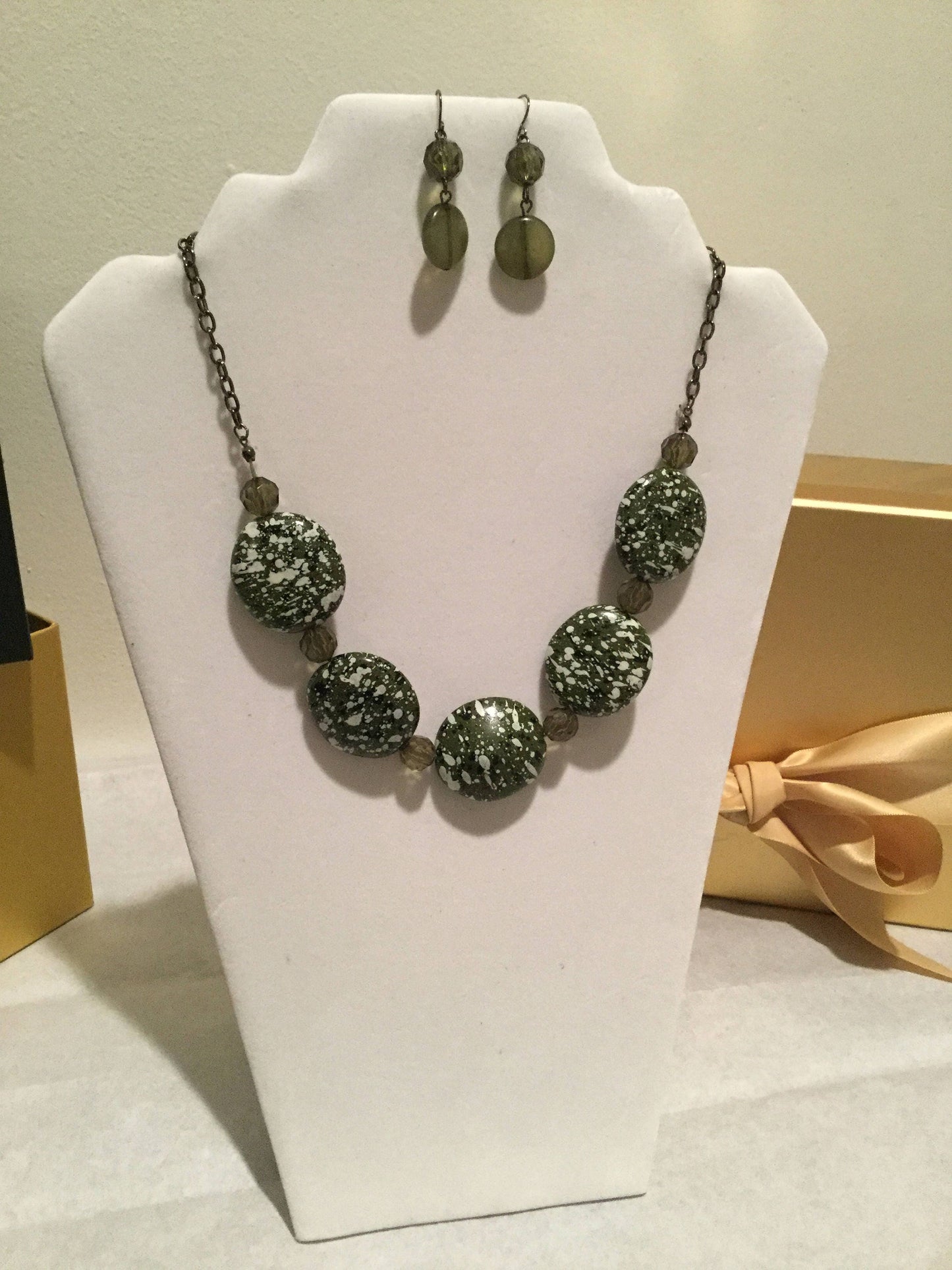 Green & White Necklace w/Earrings.