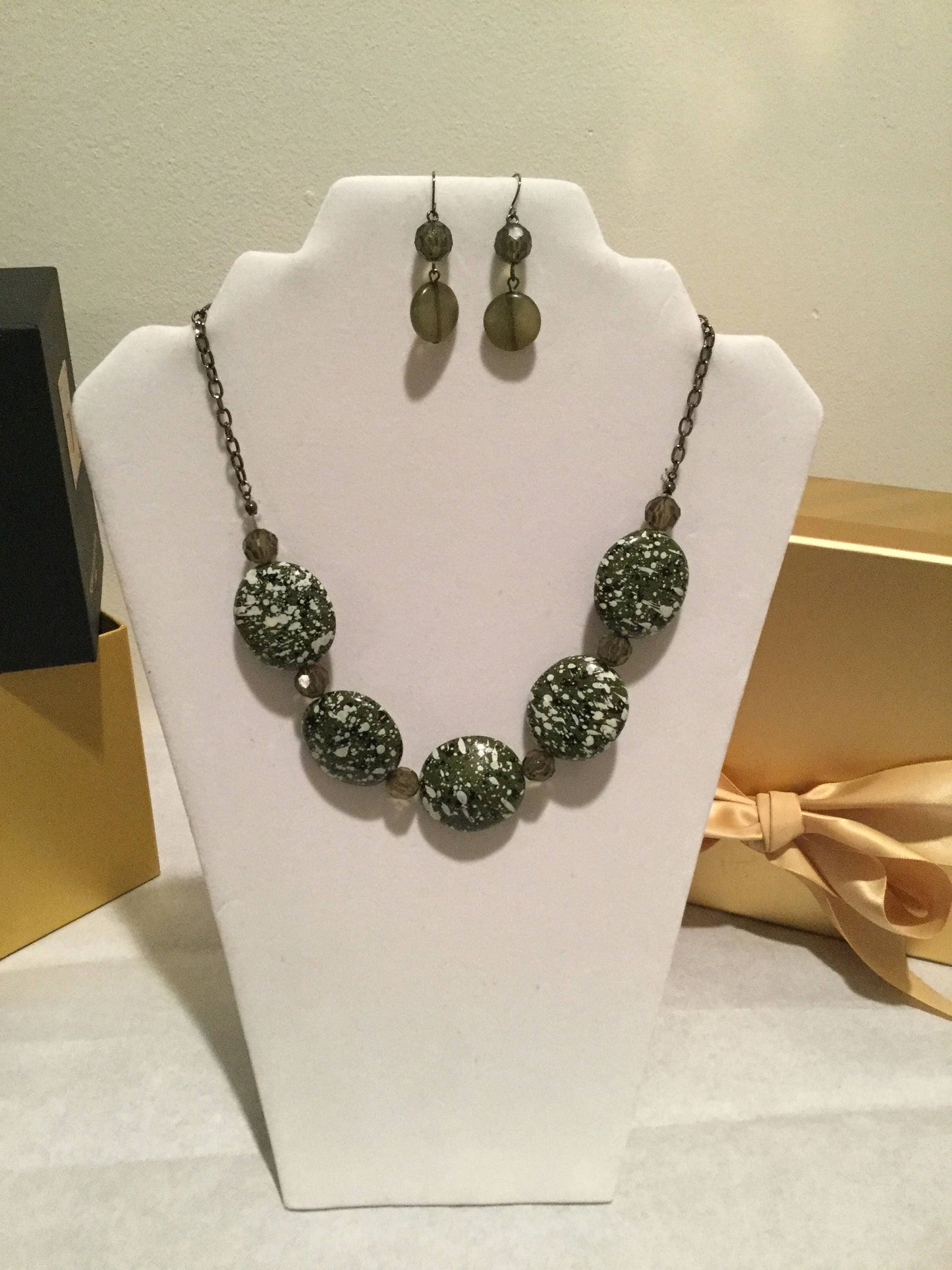 Green & White Necklace w/Earrings.