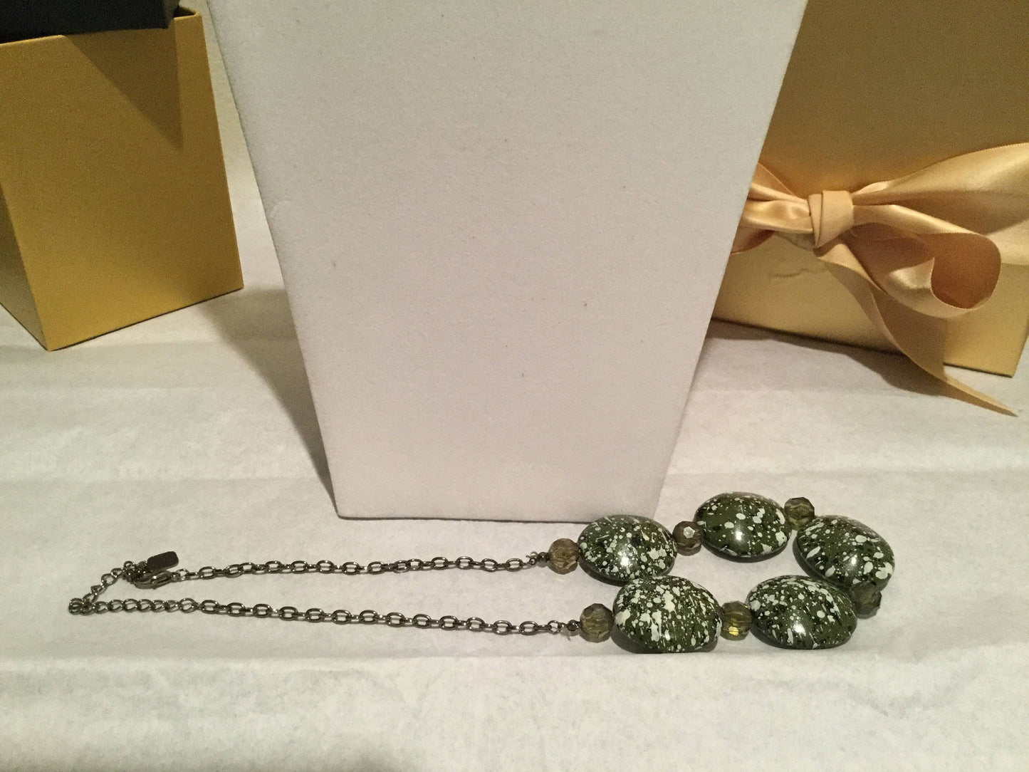 Green & White Necklace w/Earrings.