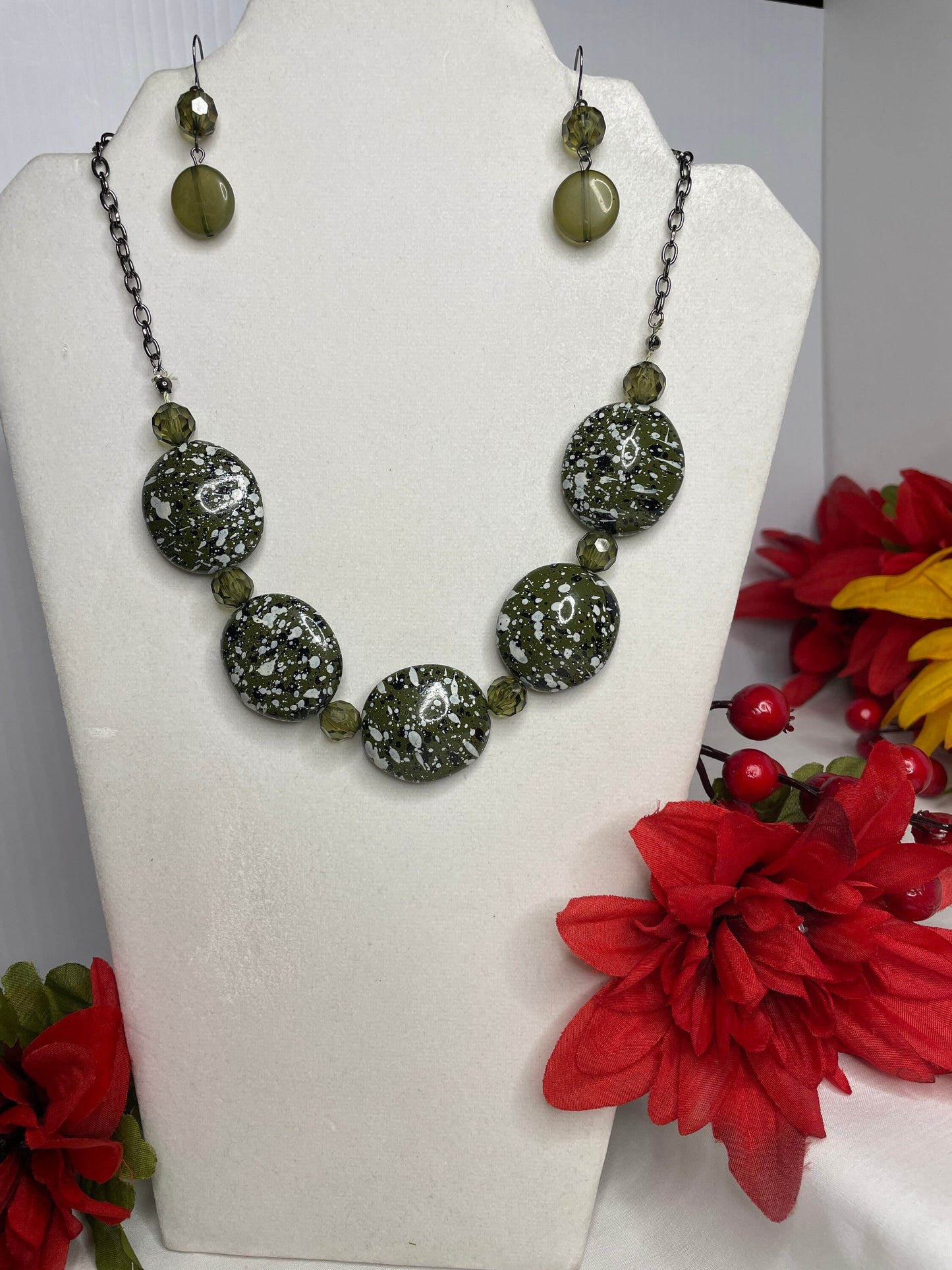 Green & White Necklace w/Earrings.