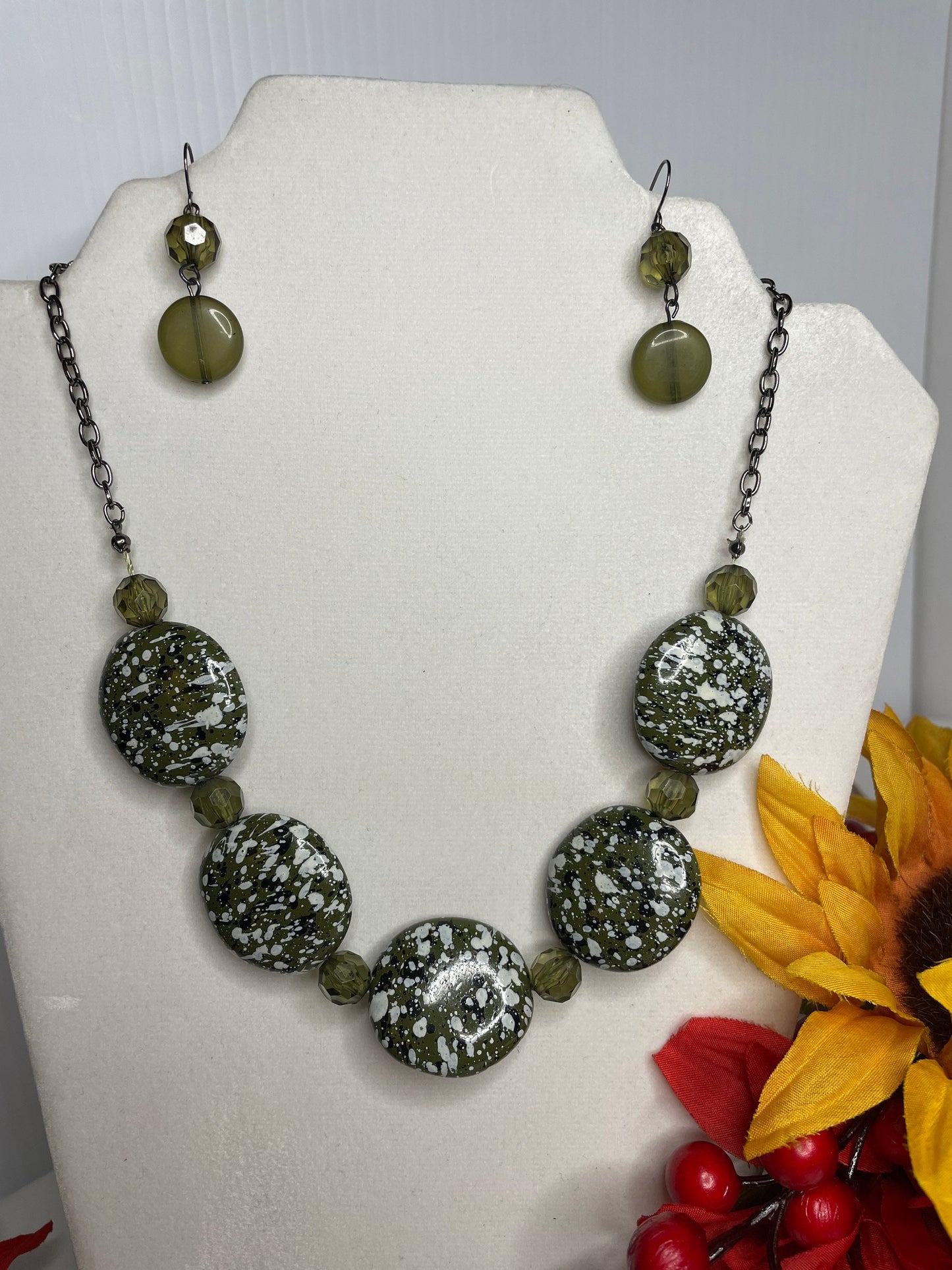 Green & White Necklace w/Earrings.