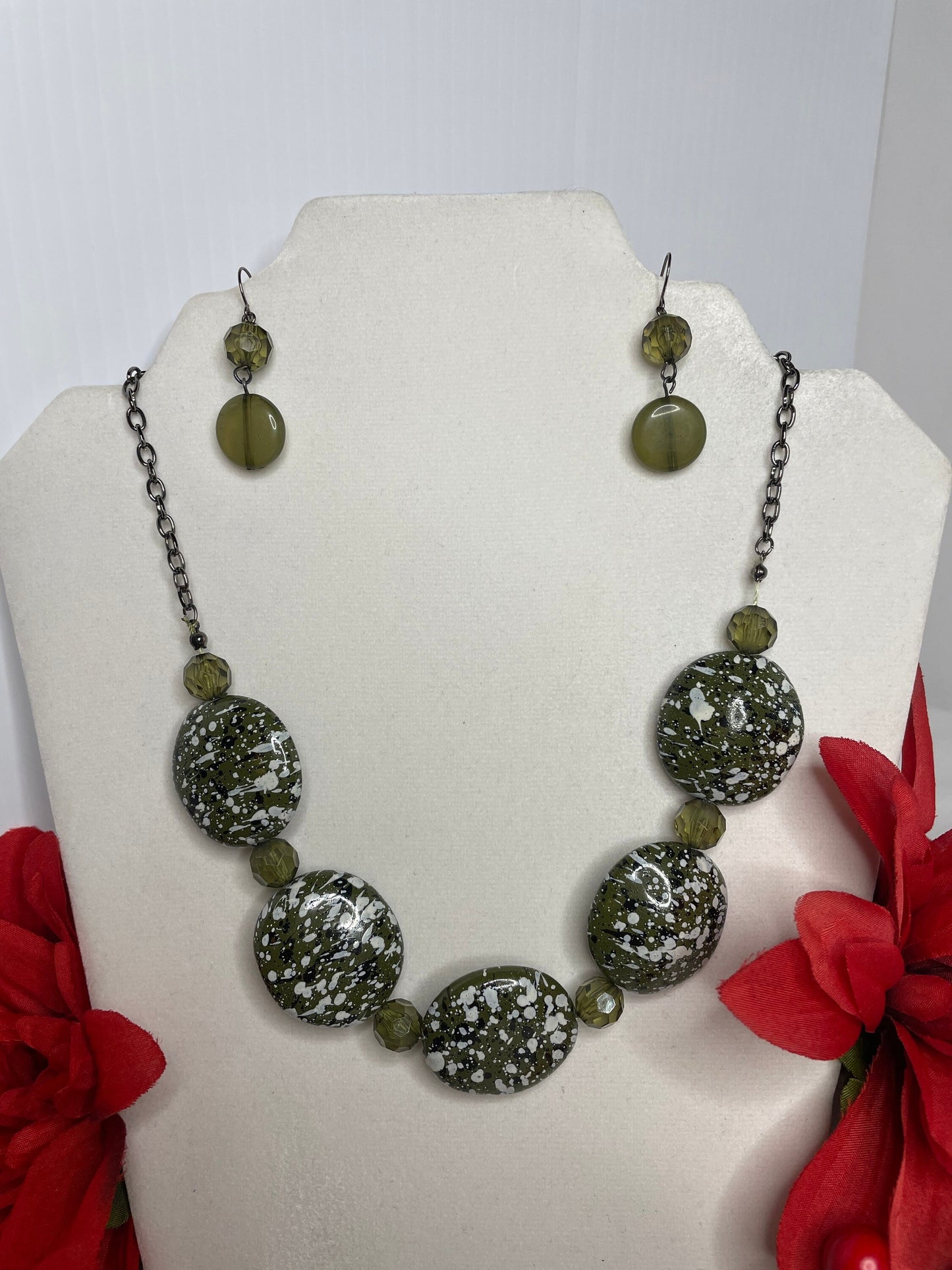 Green & White Necklace w/Earrings.